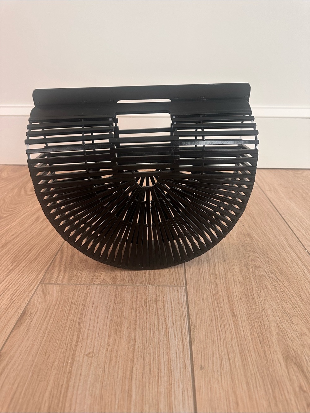 Source Unknown Black Semi-Circle Slatted Handbag - Picture 7 of 8
